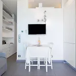 Front De Avec Parking Prive * Μεντόν