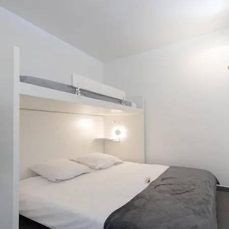 Front De Avec Parking Privé Apartamento