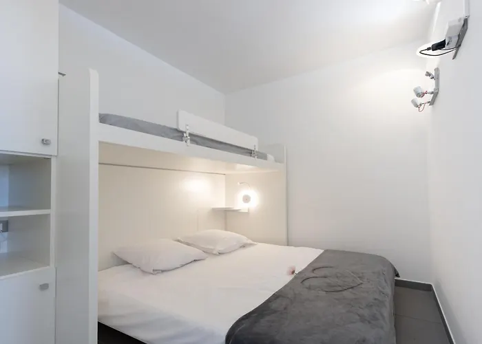 Front De Avec Parking Privé Apartamento